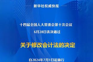 又是你俩？德保罗卷起上衣秀完美身材，和梅西开心聊天~